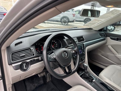 2017 Volkswagen Passat R-Line w/Comfort Pkg Auto